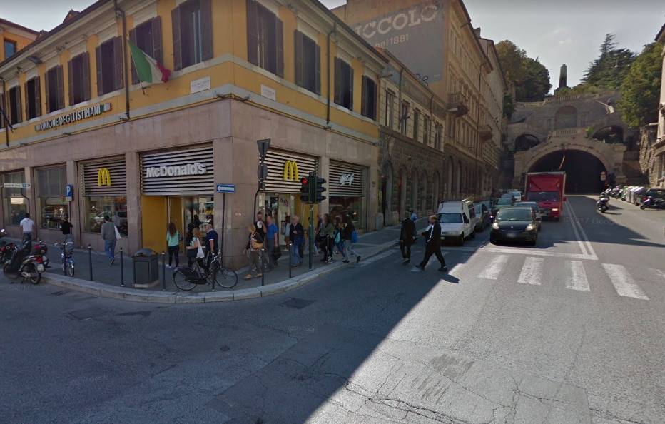 Trieste, 17enne entra ferito al McDonald's: "Mi hanno accoltellato"