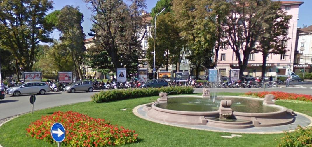 Bergamo, sassi e insulti contro stranieri: denunciato 45enne