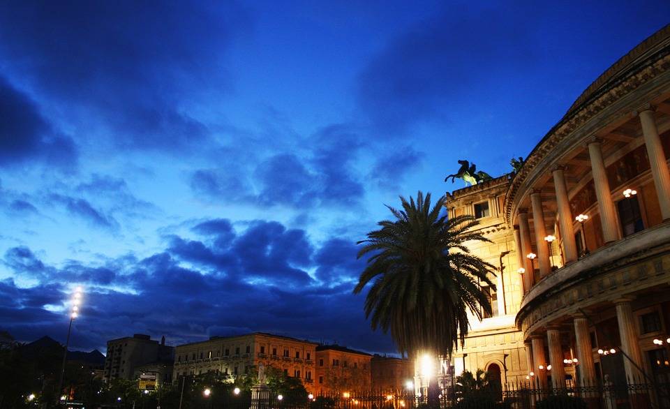 Palermo, morta una 46enne fuori da un locale: si indaga