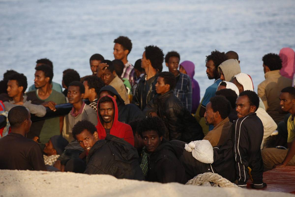 Lampedusa, orrore sotto il mare: madre e bimbo morti abbracciati