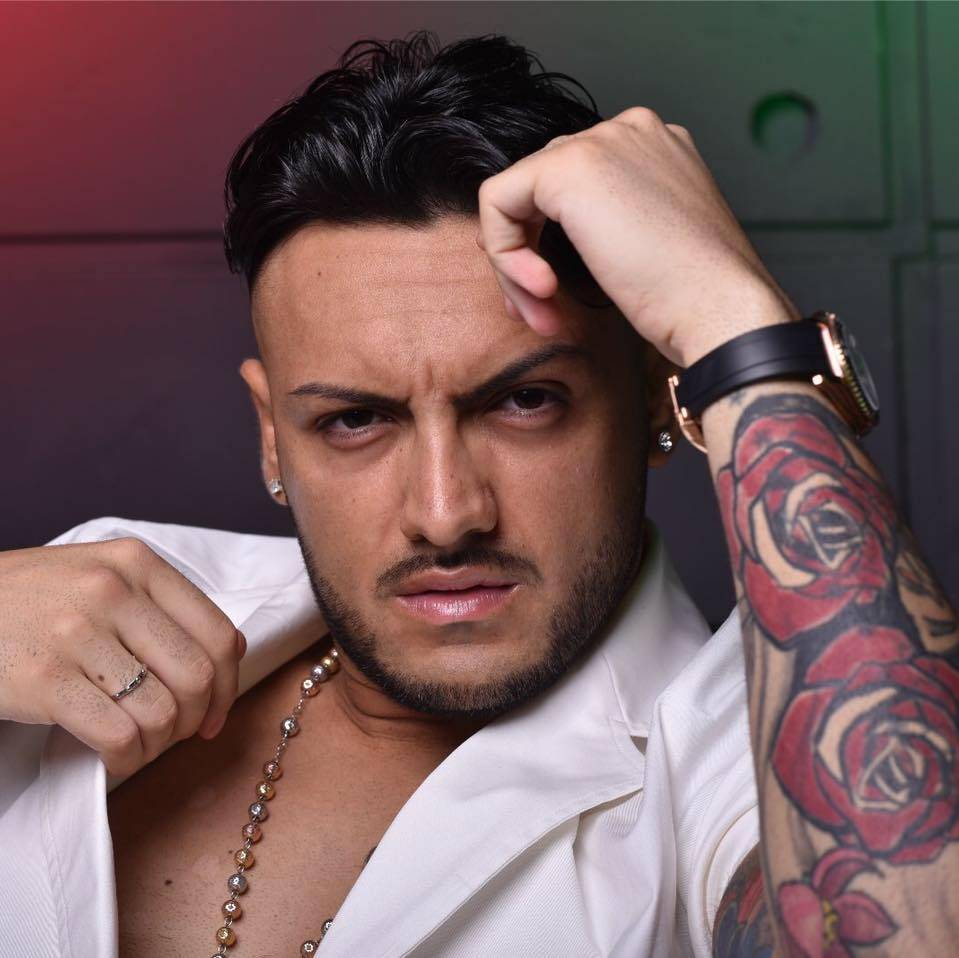 Il cantante neomelodico scrive canzoni sulla mafia: tolto patrocinio alla sagra