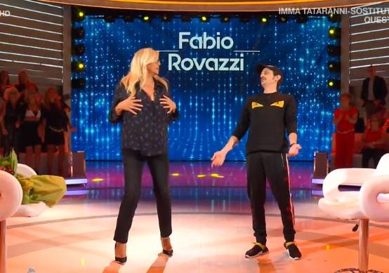 Fabio Rovazzi fa ballare Mara Venier che rischia l'incidente hot