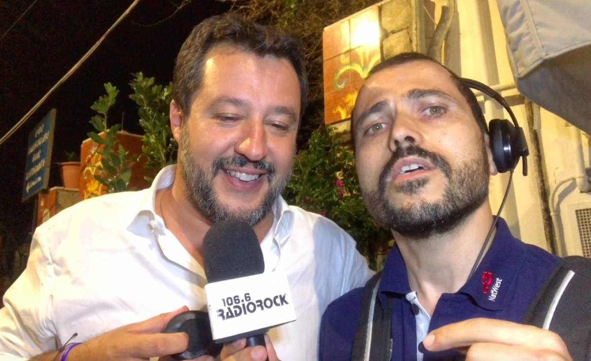 Salvini canta Pezzali: "Conte e Di Maio? Nessun rimpianto"