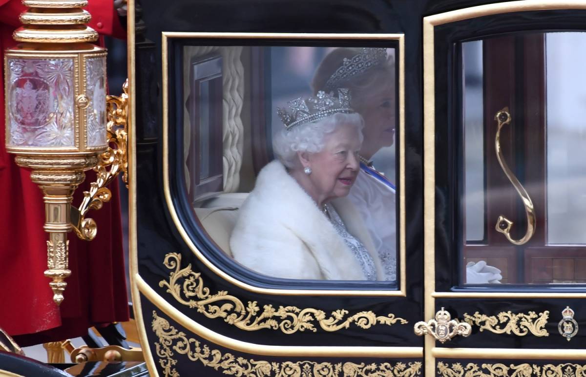 La regina Elisabetta e il suo tradizionale regalo per i royal wedding