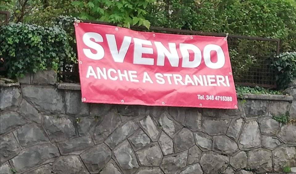 "Svendo anche a stranieri", a Belluno un cartello immobiliare è accusato di razzismo, ma gli utenti lo difendono