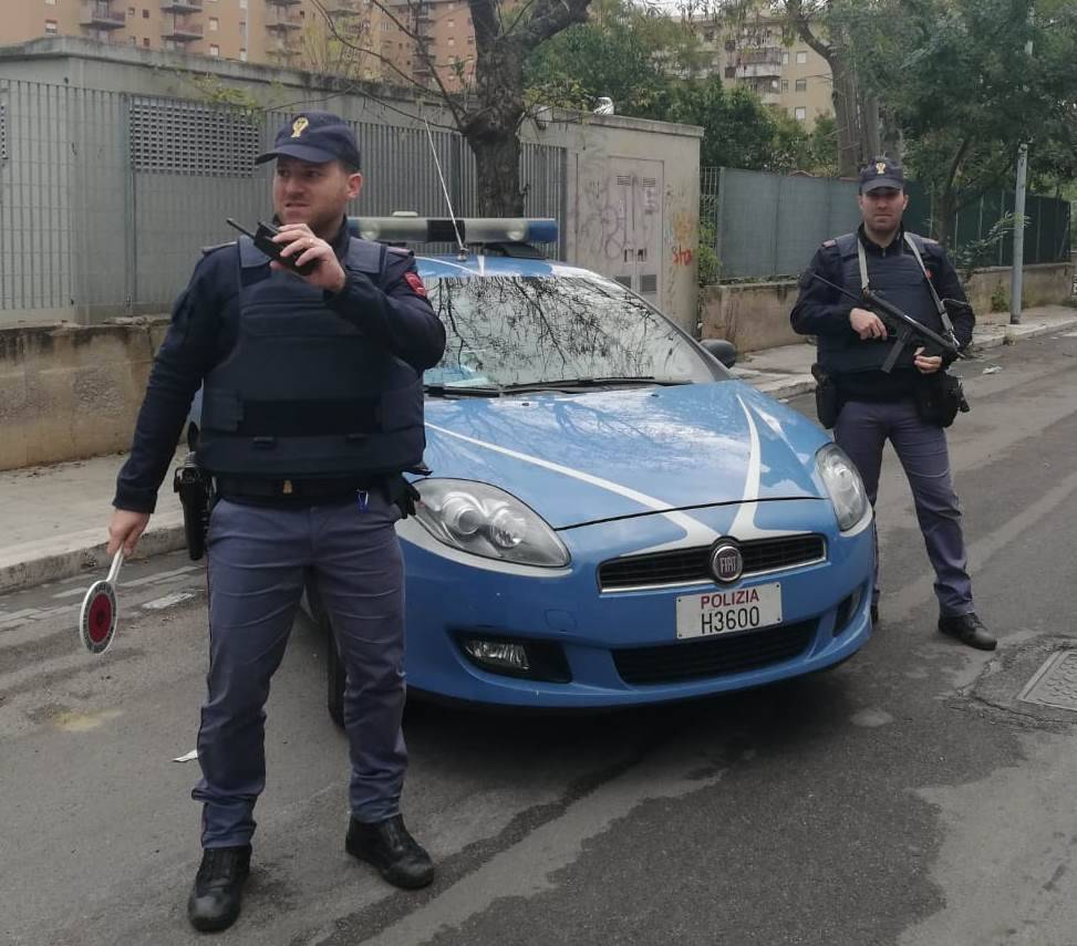 Con la pistola in pugno rapina la farmacia: preso un sorvegliato speciale