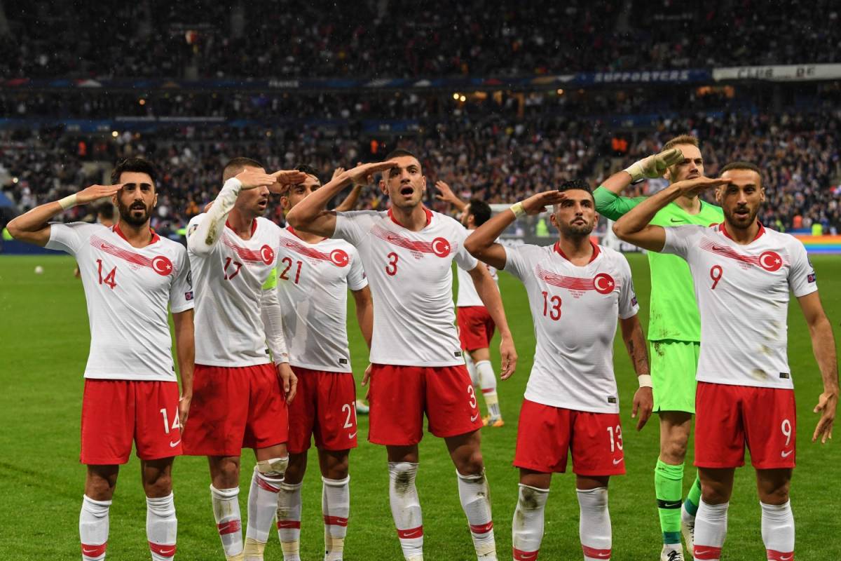 Turchia, calciatori esultano col saluto militare: "Al 100% con la nazione"