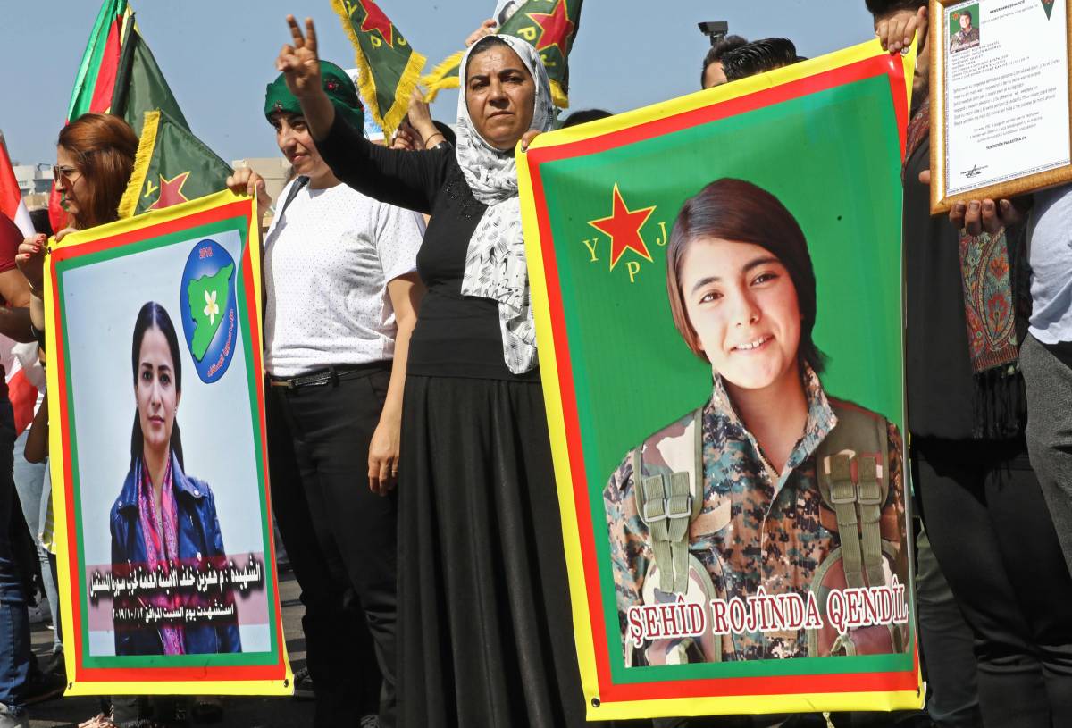 Uccisa la paladina curda delle donne: imboscata contro Hevrin Khalaf