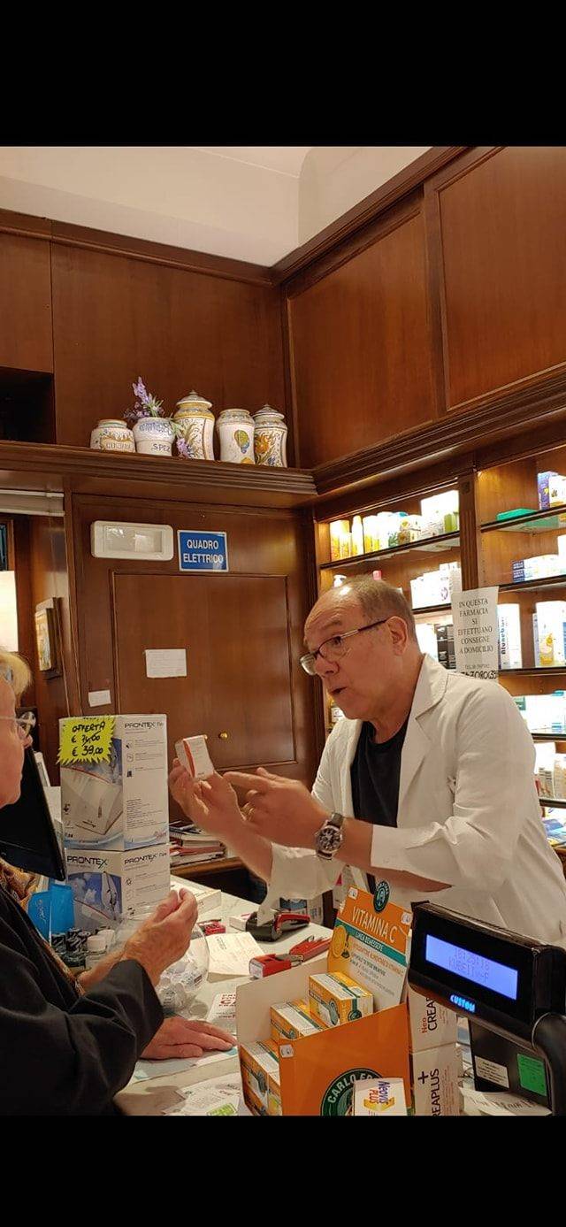 Carlo Verdone avvistato in farmacia. "Io medico per passione"