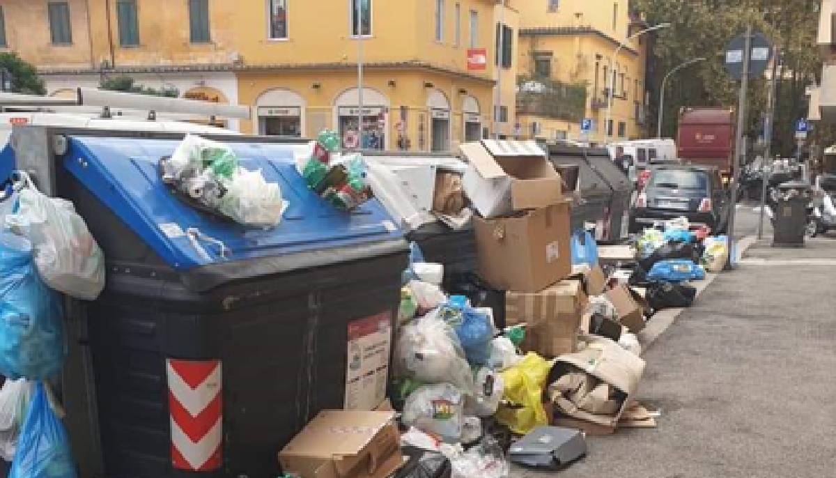 Nuova emergenza rifiuti a Roma, le strade piene di monnezza