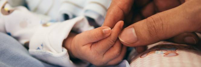 Scambio di neonati in culla scoperto dalla nonna