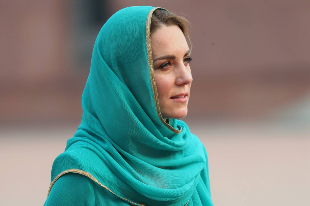 Pakistan, Kate Middleton con il velo a Lahore per la visita in moschea