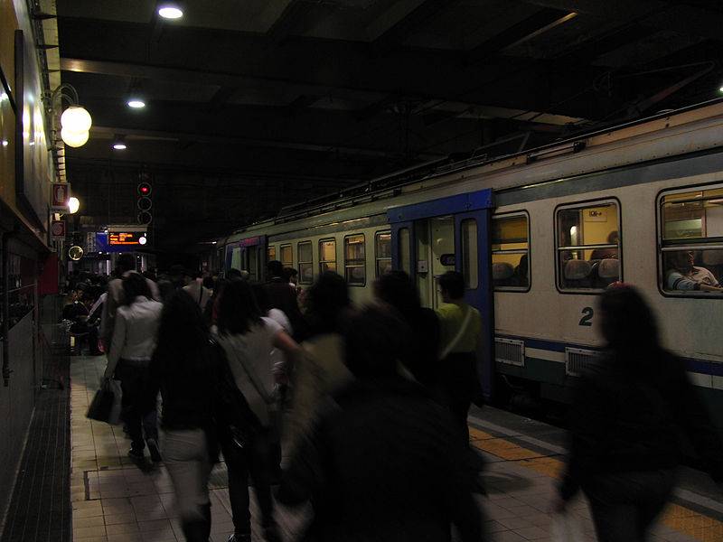 Napoli, terrore in metro: aggredisce passeggeri e sequestra capotreno
