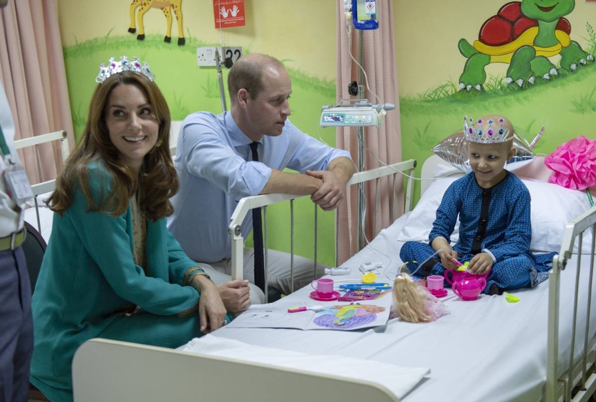 Scalza e con la tiara, Kate Middleton si distingue ancora in Pakistan