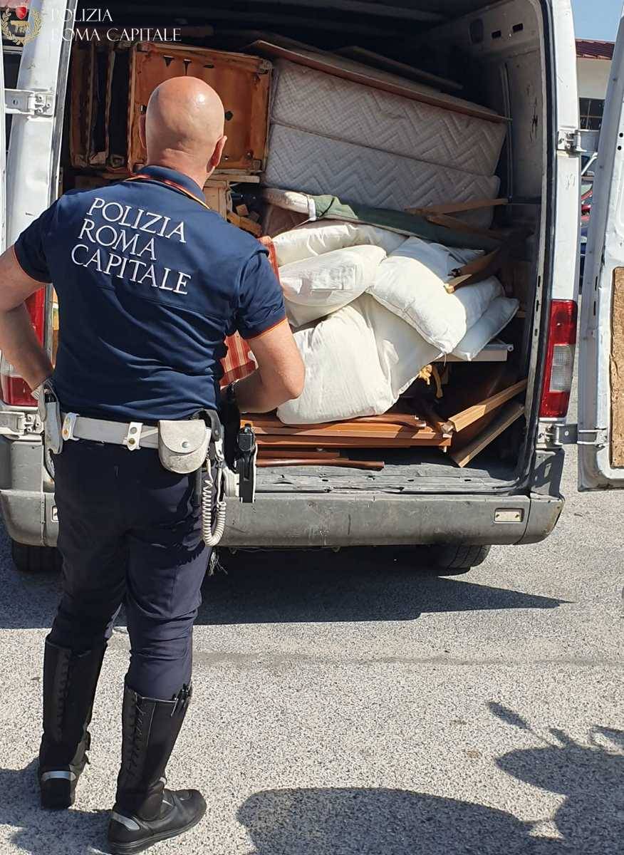 Allarme rifiuti a Roma, trovati 300 chili di monnezza illegale