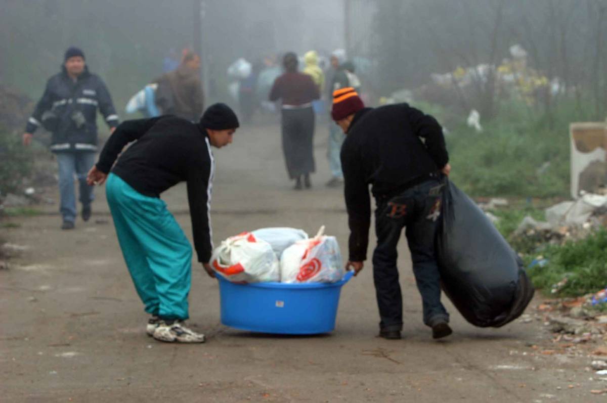 Due rom li pestano ai controlli: poliziotti finiscono in ospedale