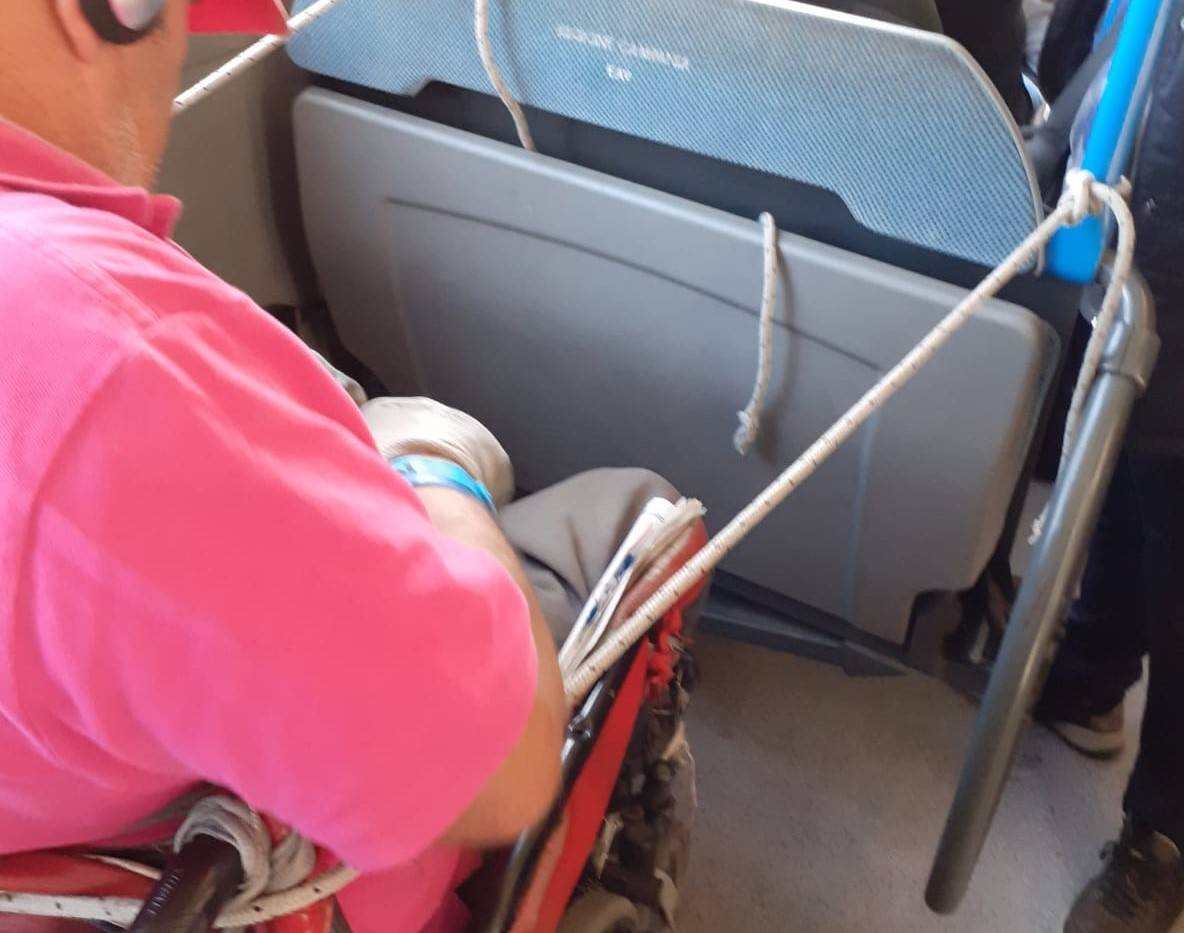Mancano le cinture di sicurezza sul bus: un disabile si lega con una corda
