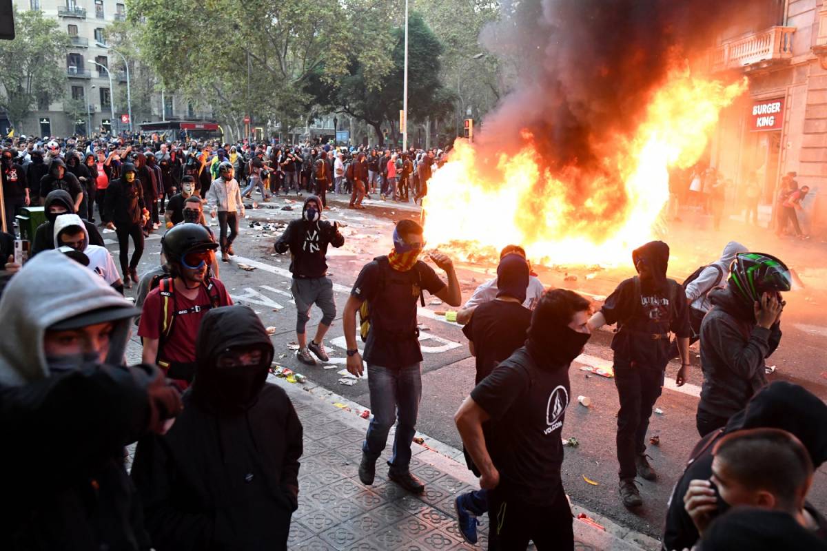 Catalogna, feriti e 70 arresti: Barcellona-Real non si gioca