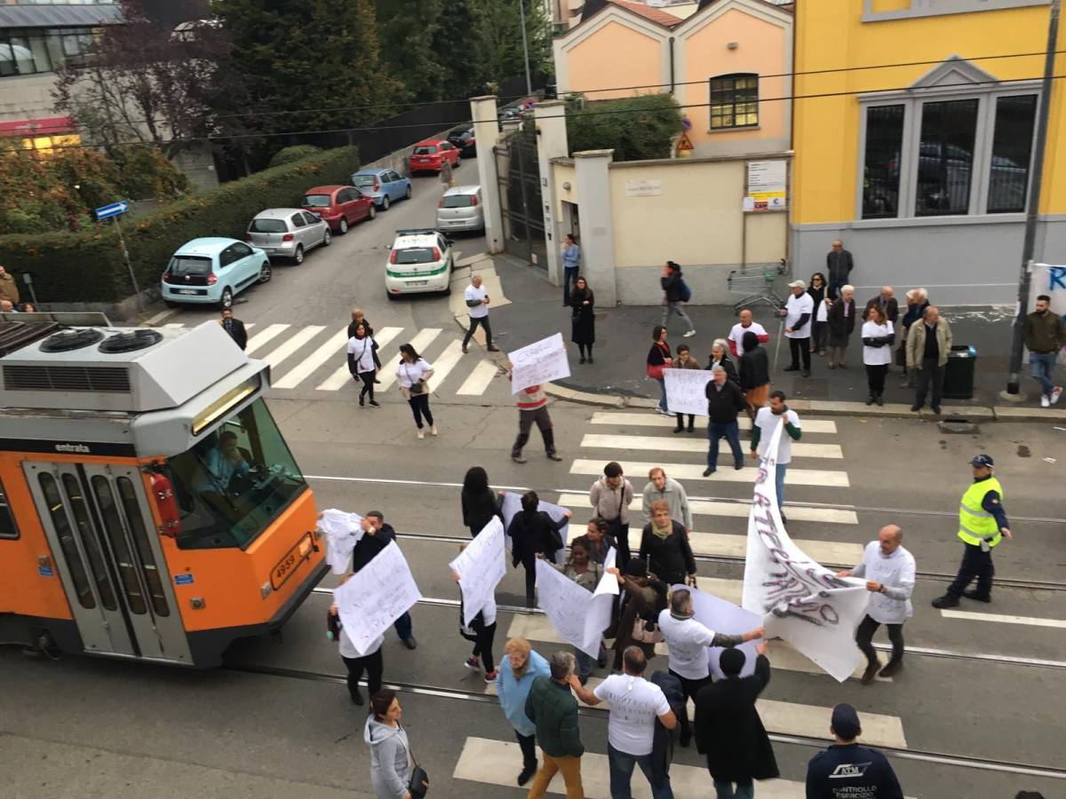 Via Ripamonti, cittadini bloccano tram "Rivogliamo le fermate del 24"