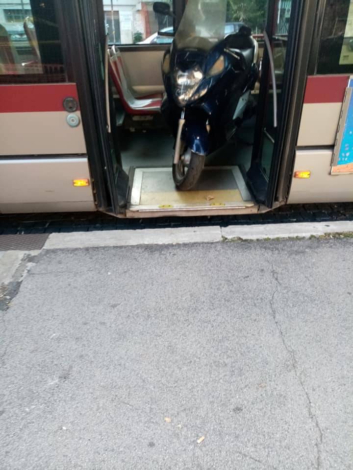 Roma, scooter sul bus: "Mi serviva per tornare a casa"
