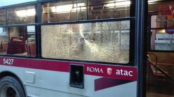 Sassi come proiettili contro bus, vetri in frantumi: mezzo distrutto