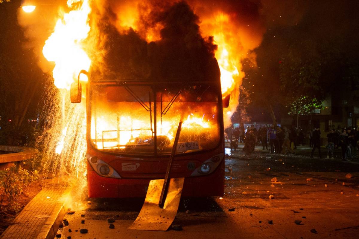 Il Cile brucia ancora: 11 morti e 1.900 arresti. Piñera: "È una guerra"