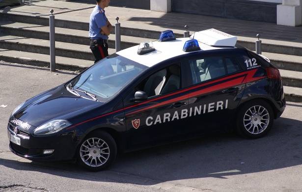 Non si fermano all'alt e investono carabiniere: fermati due ragazzini