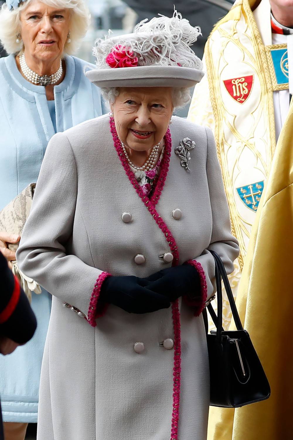 Elisabetta regina di stile: anche gli ombrelli sono abbinati al look