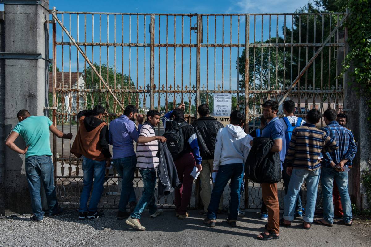 La coop che accoglie migranti continua a vincere appalti, nonostante un'inchiesta della magistratura