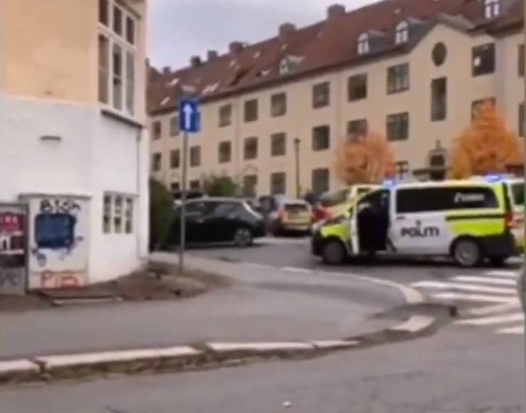 Paura a Oslo, ruba ambulanza e si lancia sui pedoni: feriti