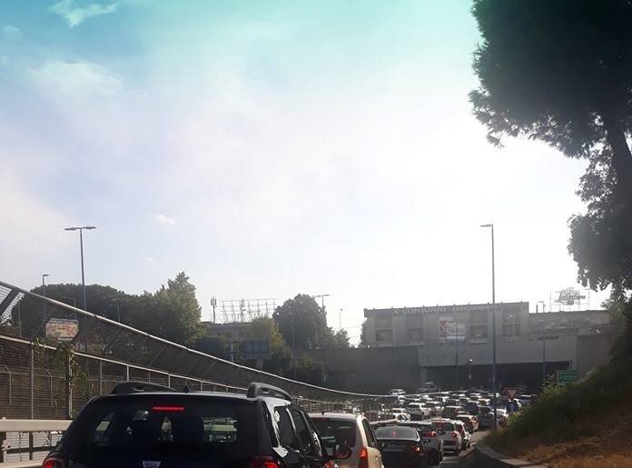 Chiusa per controlli una corsia della Tangenziale: traffico in tilt in città