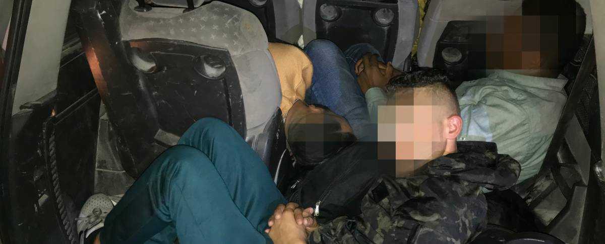 Nell'auto con 7 migranti tra sedili e bagagliaio: arrestati nordafricani