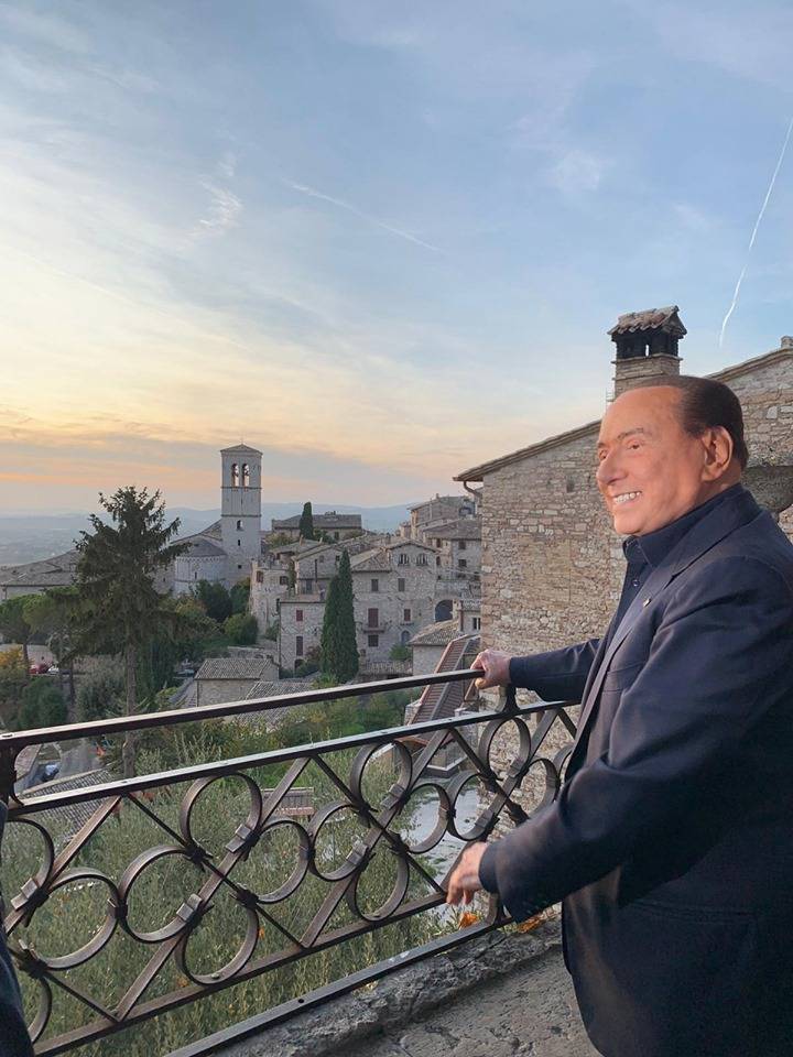 Berlusconi conquista Assisi e respinge l'Opa di Renzi