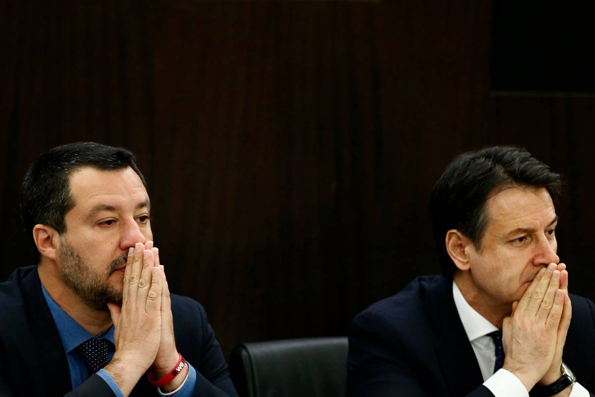 "Non firmiamo un c...". Il messaggio di Salvini inchioda Conte