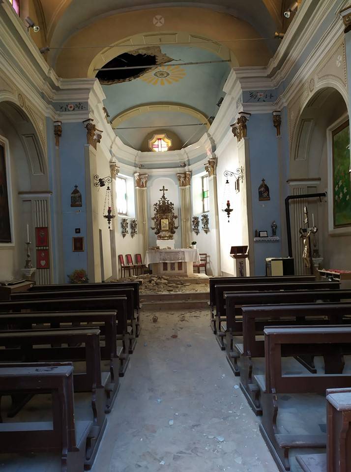 Maltempo, le infiltrazioni fanno crollare la volta di una chiesa in una frazione del Pavese: nessun ferito