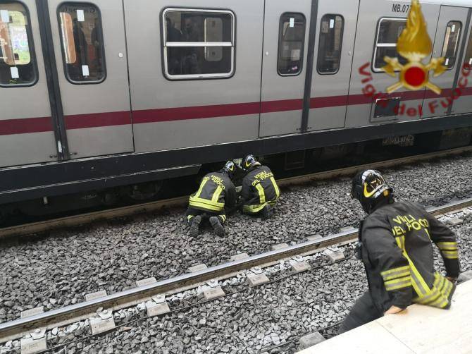 Uomo investito da un treno a Garbatella, Metro B bloccata