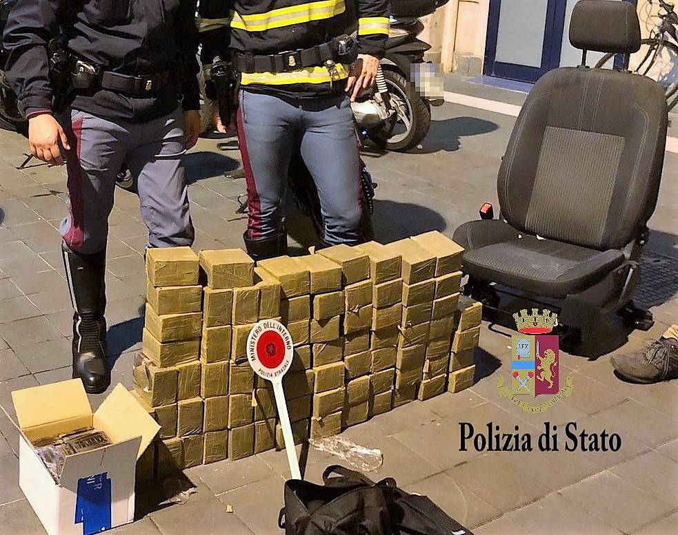 A Palermo "per comprare le Cassate": ma trasporta 80 chili di droga