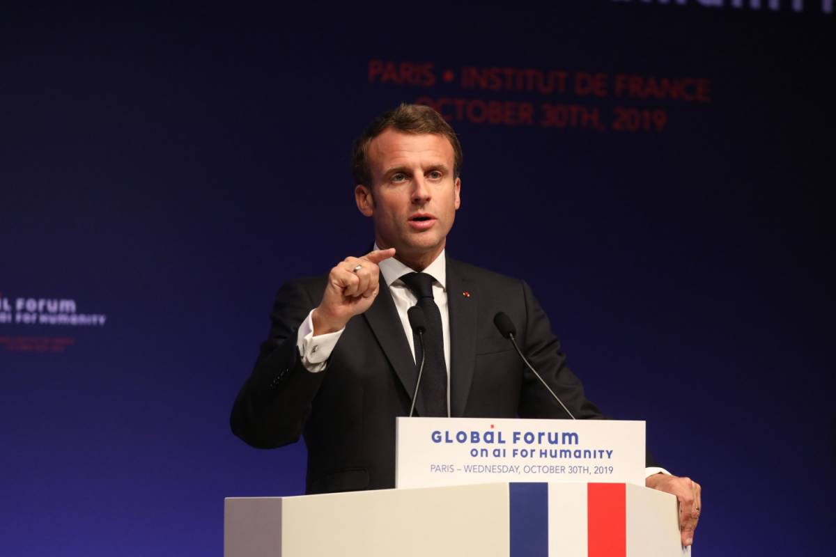 Macron sprona l'Unione europea: "Diventiamo potenza nucleare"