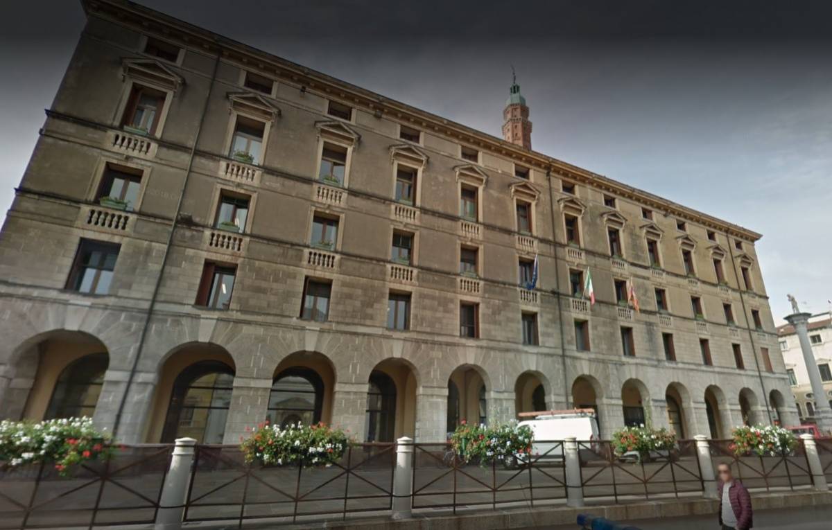 Vicenza, caos all'ufficio anagrafe: magrebino frattura dito ad agente