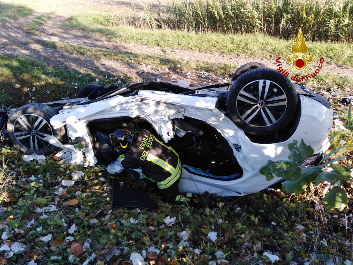 venezia fidanzati si schiantano in auto ragazza morta sul colpo ilgiornale it