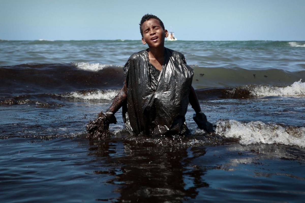 Brasile, le spiagge "soffocate" dal petrolio