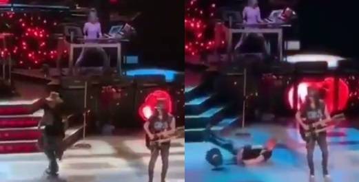 Axl Rose dei Guns N 'Roses cade sul palco durante un concerto a Las Vegas