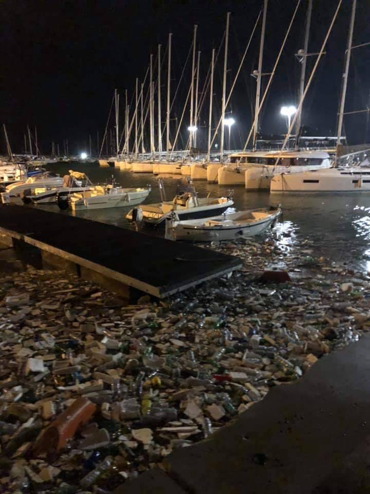 Salerno, una mareggiata trasforma il porto in un tappeto di plastica