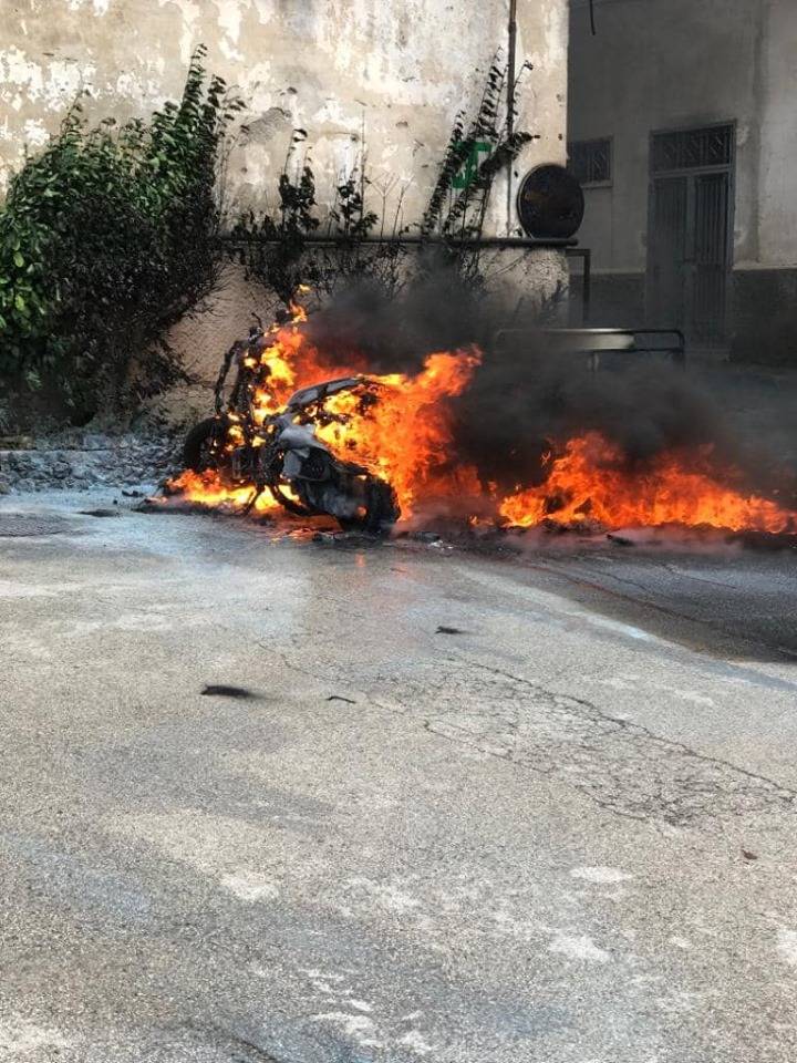 Incendiato lo scooter del dirigente comunale all’area cimiteri: indagano i carabinieri