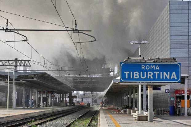 Incendio alla stazione Tiburtina: disagi e treni in ritardo