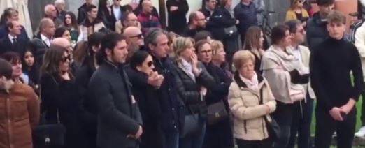 Incidente di Musile, Franco Antonello e il padre di Giulia si abbracciano ai funerali della ragazza