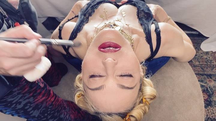 Madonna si massaggia il seno: "Aiuta le corde vocali per il concerto"