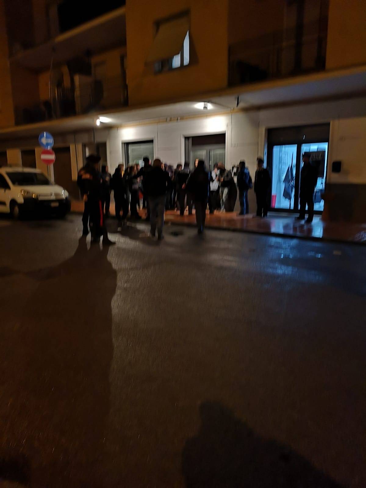 Treviglio, gli antifascisti bloccano l'accesso alla sede di Fdi