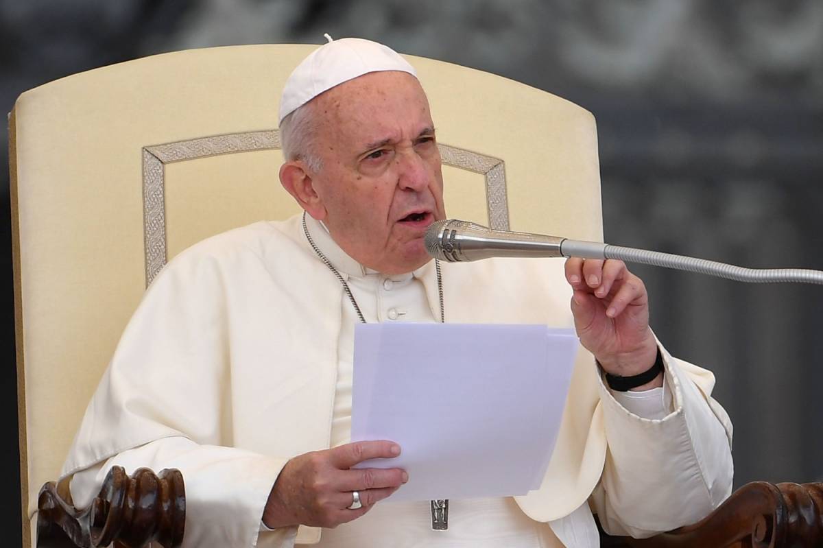 Il Papa pranza coi poveri: bandita la carne di maiale per non infastidire gli islamici