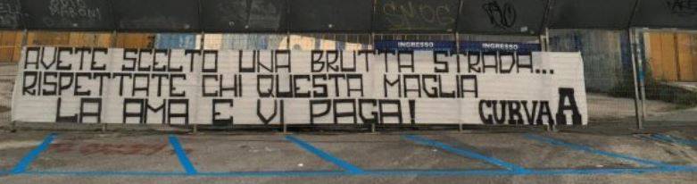 Napoli, i tifosi attaccano i calciatori: "Avete scelto la strada sbagliata"